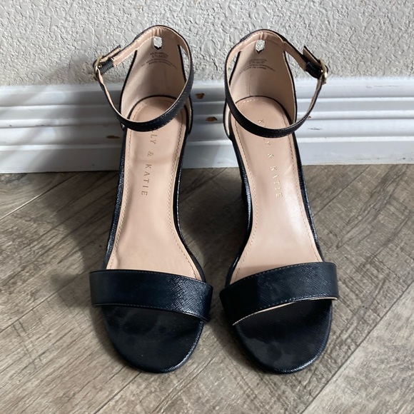 Kelly & Katie Black Himesta Wedge Sandals with Sleek Straps - Picture 1 of 6